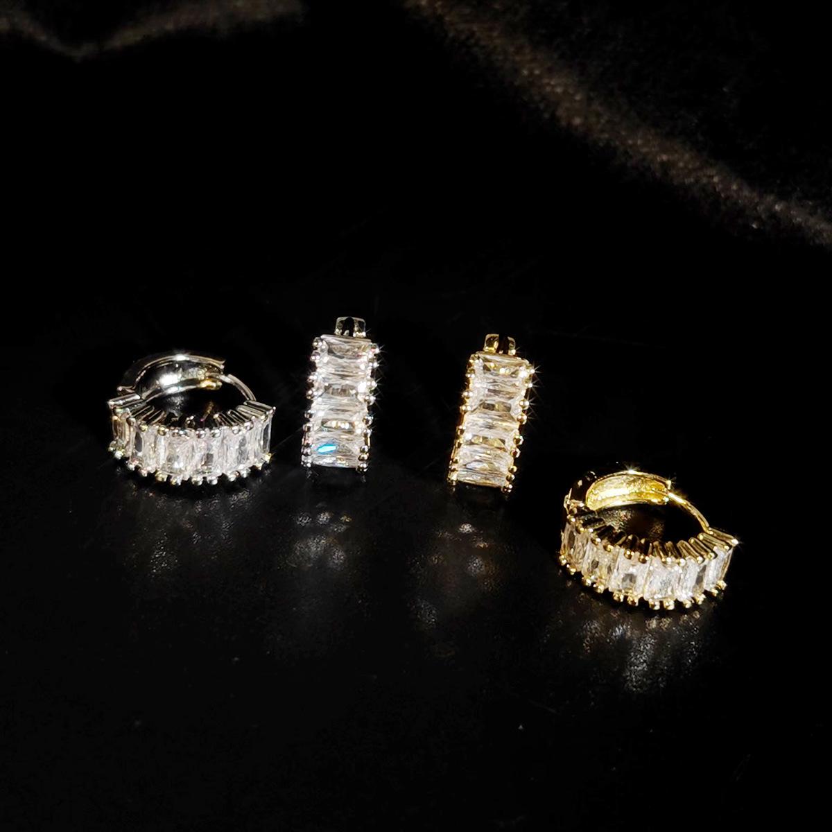 

Elegant Micro-Pave Zircon Ear Cuff Hoops: Light Luxury and Versatile Earrings золотой
