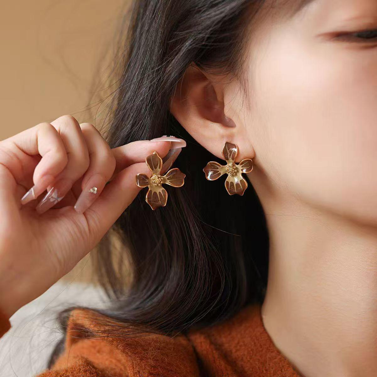 

Серьги-пусеты с красными цветами Анкола: 2024 Высококлассный Осенне-Зимний Женский Нишевый Дизайн