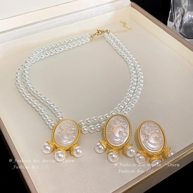 Vintage Women Baroque Style Round Portrait Relief Pendant Pearl Necklace Collar Palace Classic Design Collar Chorkers Chains