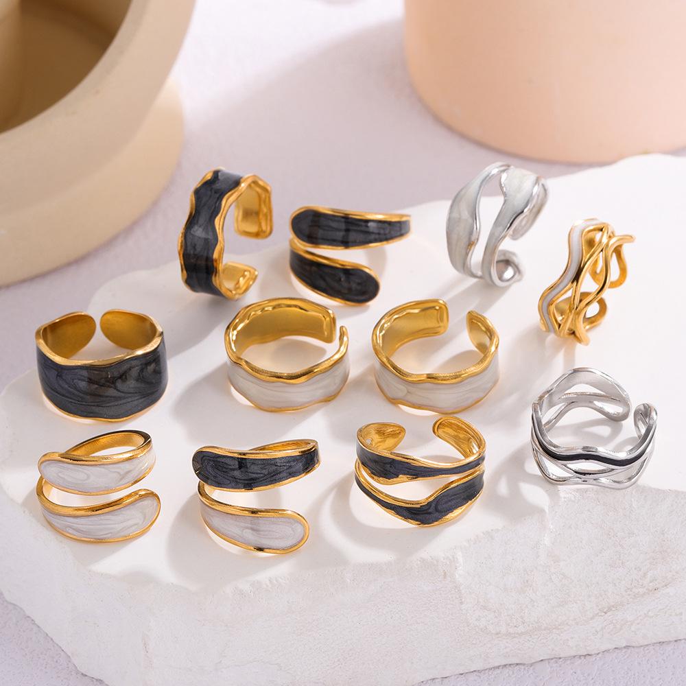Anello in Acciaio Titanio Placcato Oro - Elegante Stile Ins da Donna con Sensazione di Alta Gamma e Design Semplice, Influenza Europea e Americana.