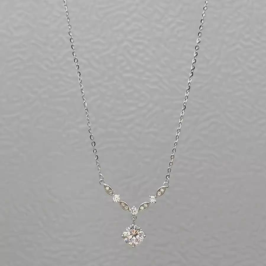 Exquisite Zirconia Girls  Necklace: Light Luxury Design with Sparkling Diamond Pendant, Clavicle Chain – 2024 New Style.