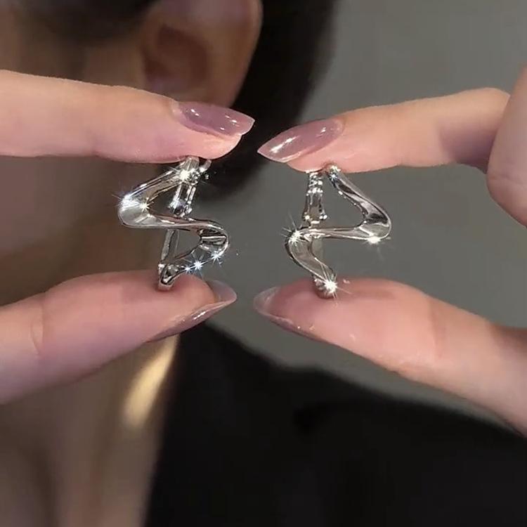 Серебряная Игла Нишевый Дизайн Продвинутые Волнообразные Металлические Серьги Серьги Холодный Стиль Простая Личность Универсальные Серьги