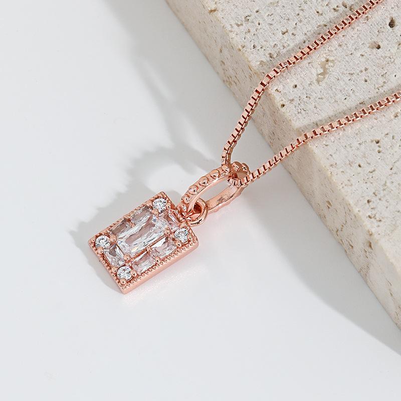 

Квадратное ожерелье с подвеской, оригинальный дизайн, изысканное чувство простоты, прямоугольное ожерелье с трапециевидными бриллиантами