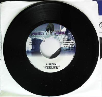 Disque 7 pouces TURBULENCE / UNICORN - Pum Pum / Gun Shot AUCUN North Pole 2005 Jamaïque Reggae, Ska & Dub Occasion