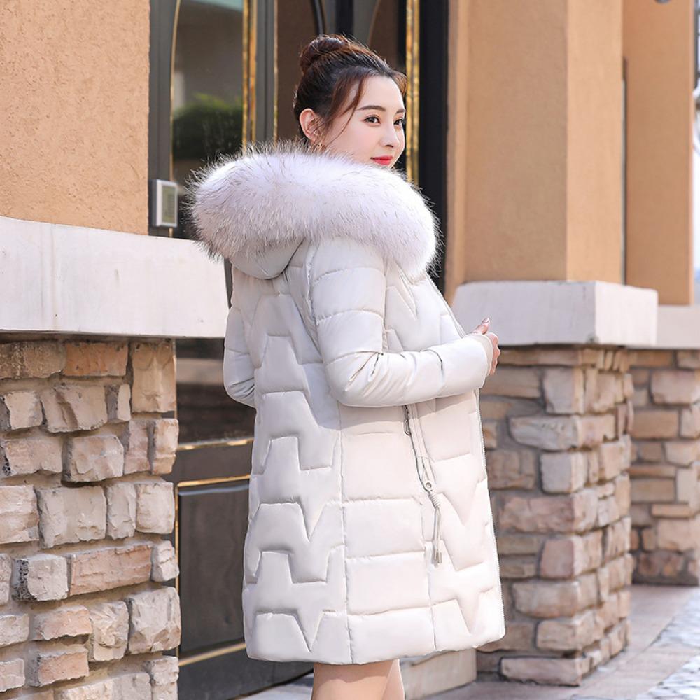 Mid-length down cotton-padded jacket for women, thickened and fitted with a large fur collar, is trendy