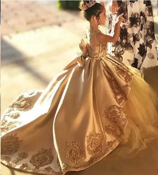 

Детское золотое вышитое атласное и тюлевое бальное платье для выступлений с бантом и шлейфом Child 12 золотой