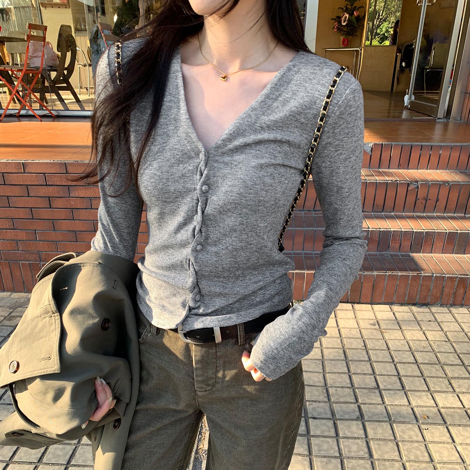 

Elegant Wave Button V-Neck Slim Knit Top - Women s Korean Style Autumn/Winter Small