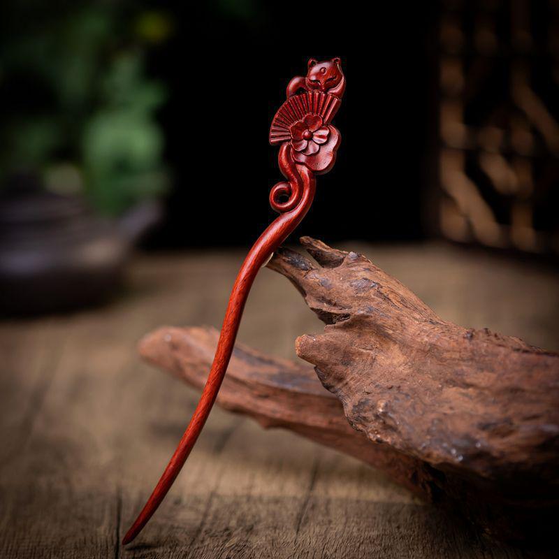Elegante Haarnadel aus rotem Sandelholz – Haaraccessoire im antiken chinesischen Stil für Haarknoten.