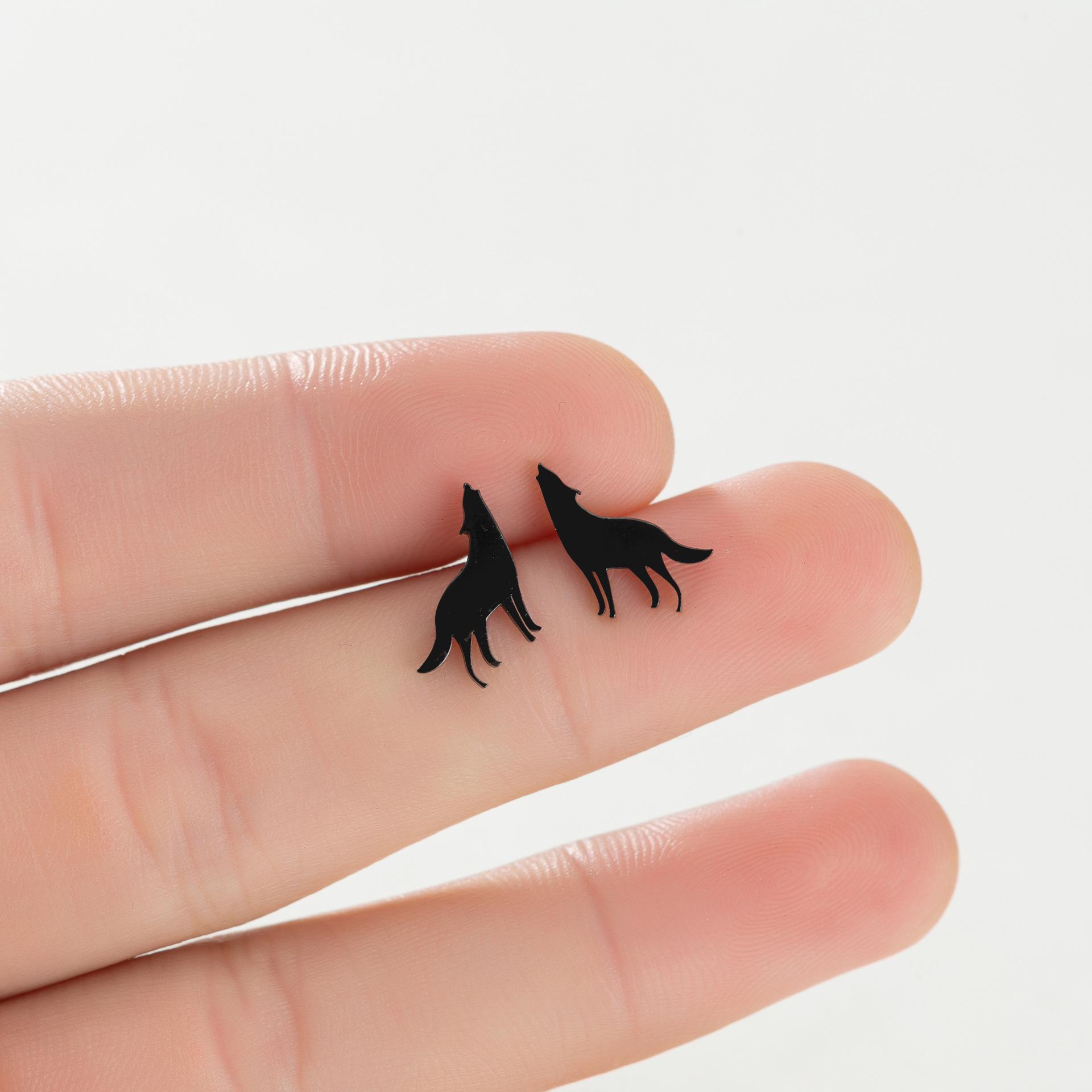 

Милые серьги в виде мультяшного волка с девчачьим дизайном