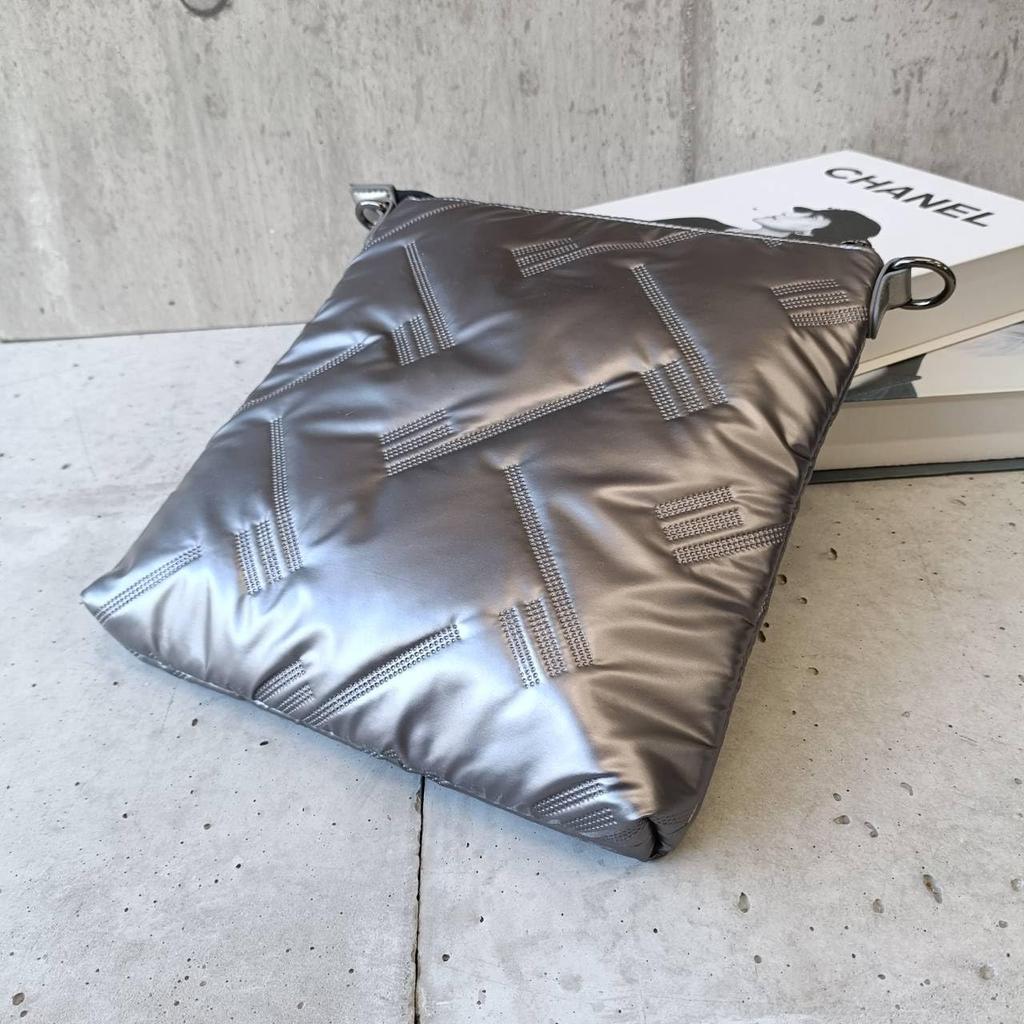 [mauve] Lightweight and Fluffy Nylon Shoulder Bag, Weighing 24 Grams, 2-Way, CrossbodyStrap, Perfect for Rainy Days, Unisex, Men's and Women's (Black)