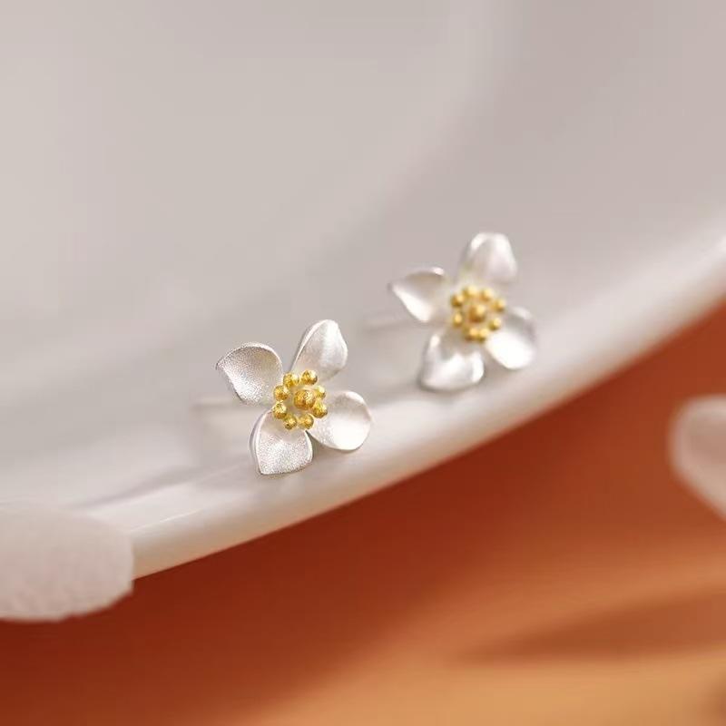 Jasmine Flower Stud Earrings - Unique and High-end Ear Jewelry for Sophisticated Women, A Light Luxury Accessory.