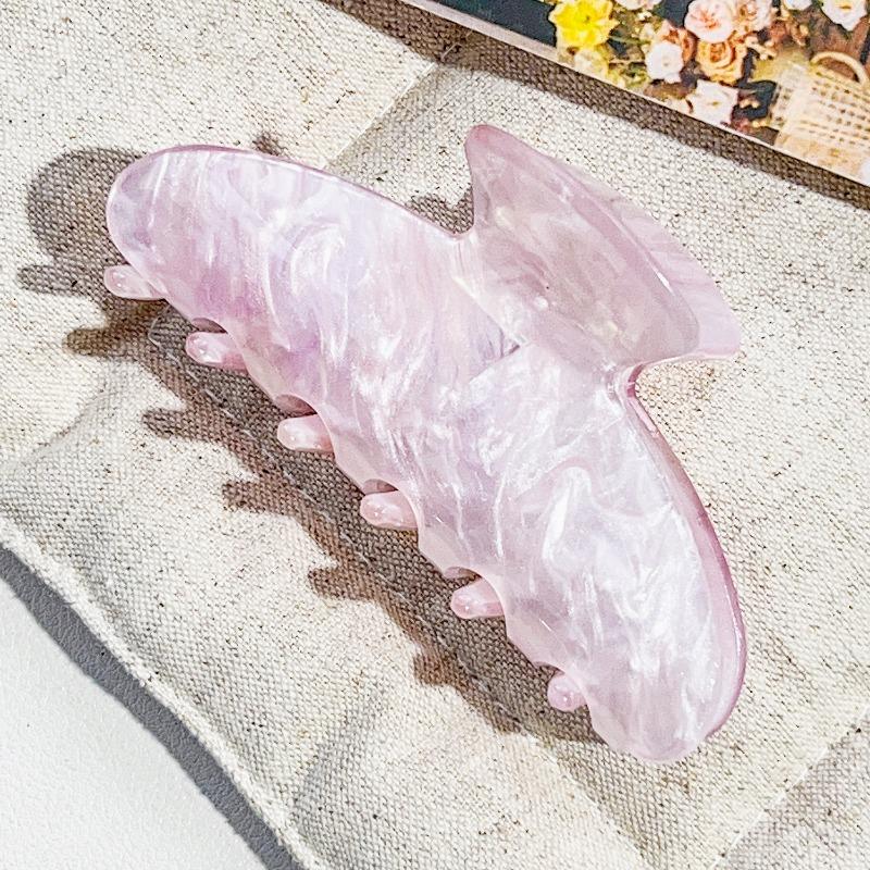 The Oval Hair Clip Exudes A High-end Feel. The Half-tied Shark Clip At The Back of The Head Is A Fashionable Hair Accessory