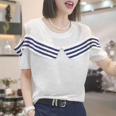 Ein lockeres, dünnes, gestreiftes Strick-T-Shirt mit Rundhalsausschnitt und kurzen Ärmeln für Damen