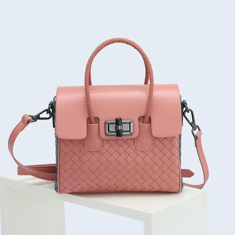 Geantă din piele de oaie 2025, nouă geantă de mână țesătă manual, cu senzație de înaltă culoare, culoare contrastantă, cu un singur umăr.