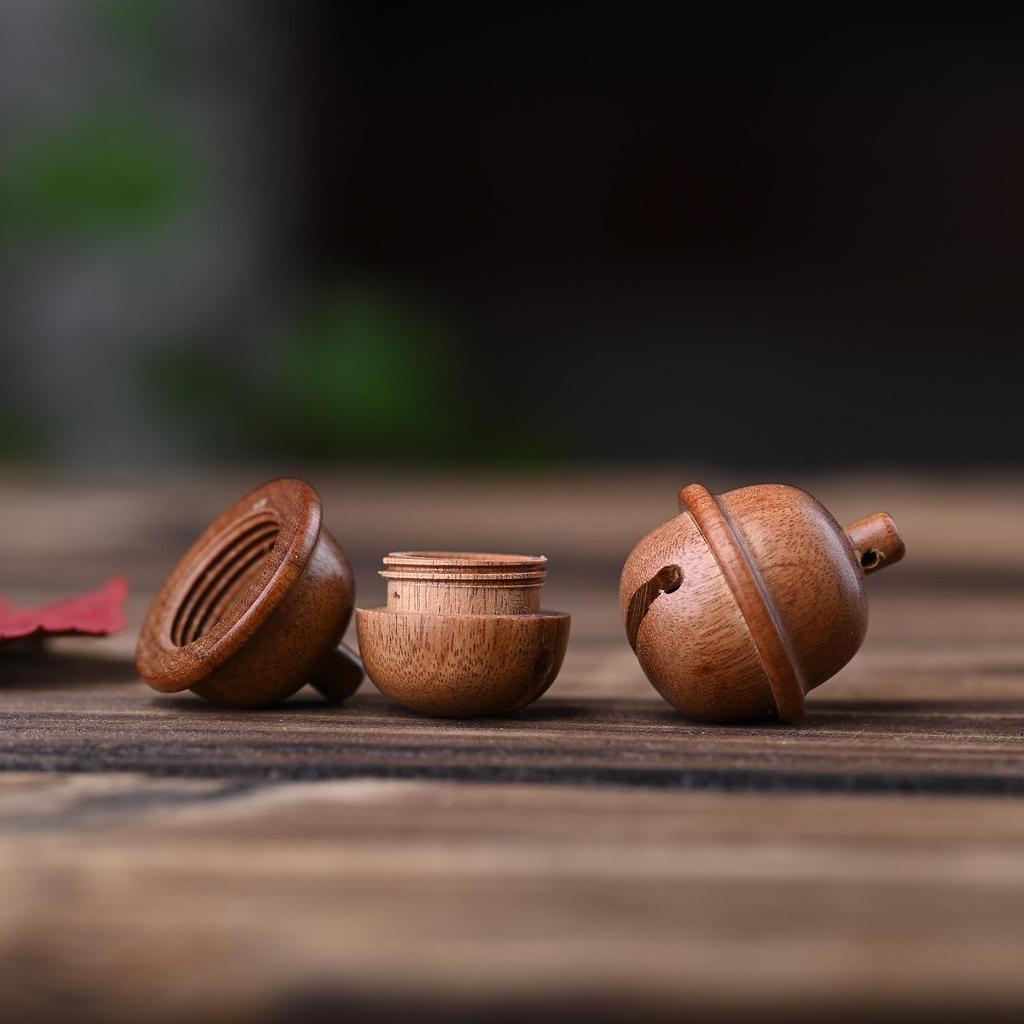 Přívěsek klíčenka Žalud a šiška z červeného santalového dřeva s otevíratelnou lahvičkou na přání