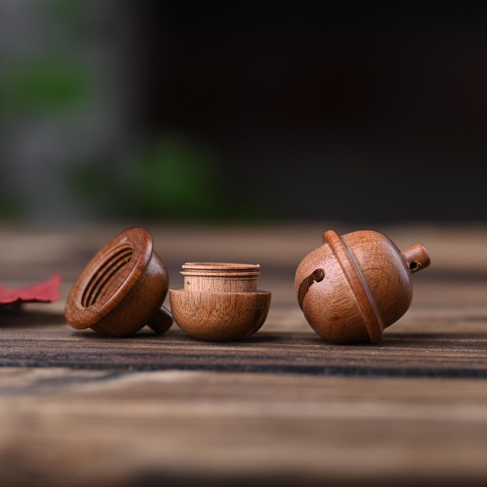 

Брелок-подвеска из красного сандала в виде желудя и сосновой шишки с откручивающейся бутылочкой для пожеланий Bell Small 2.3x2.0x2.0cm