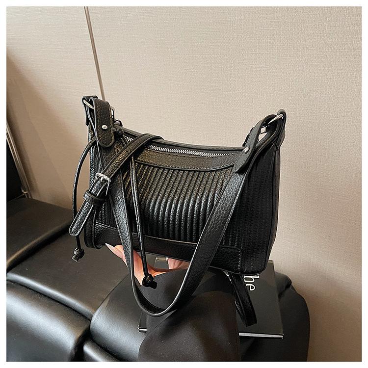 

New women s bag exquisite lychee pattern design commuter messenger bag fashionable versatile armpit shoulder bag чорний