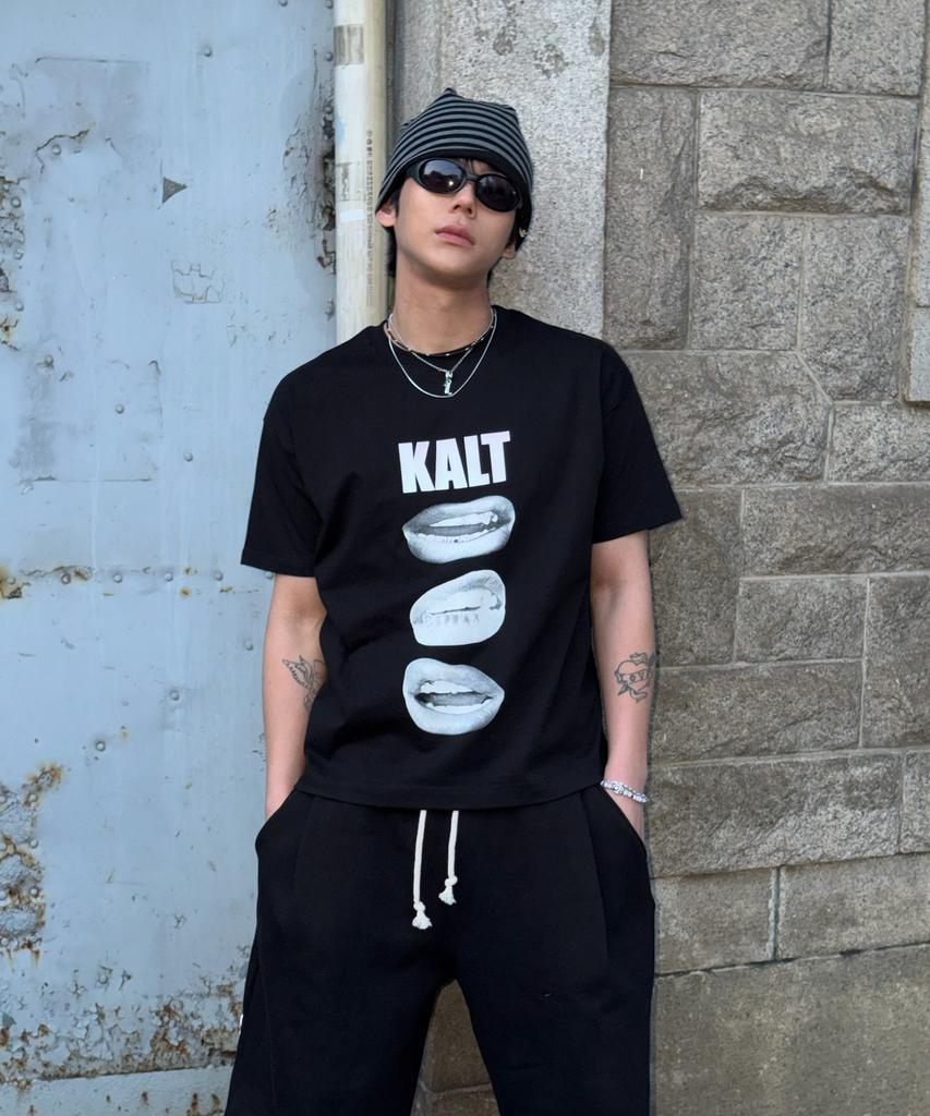 AMOU Kalt Lips Half T-Shirts Black