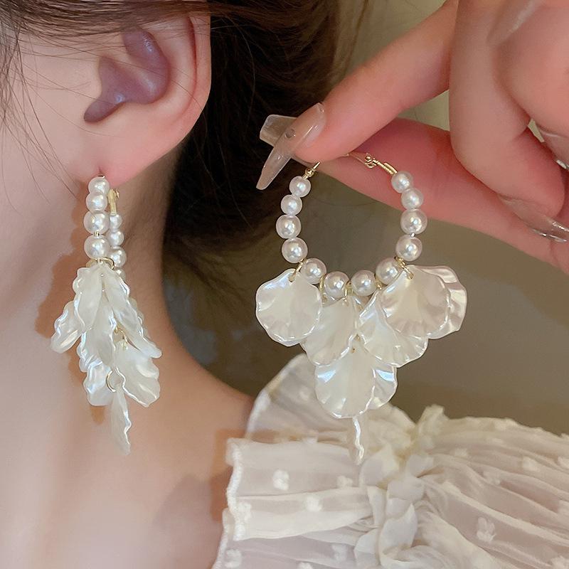 Boucles d'oreilles Fleur Géométrique Élégantes: Clous luxueux et polyvalents pour femmes