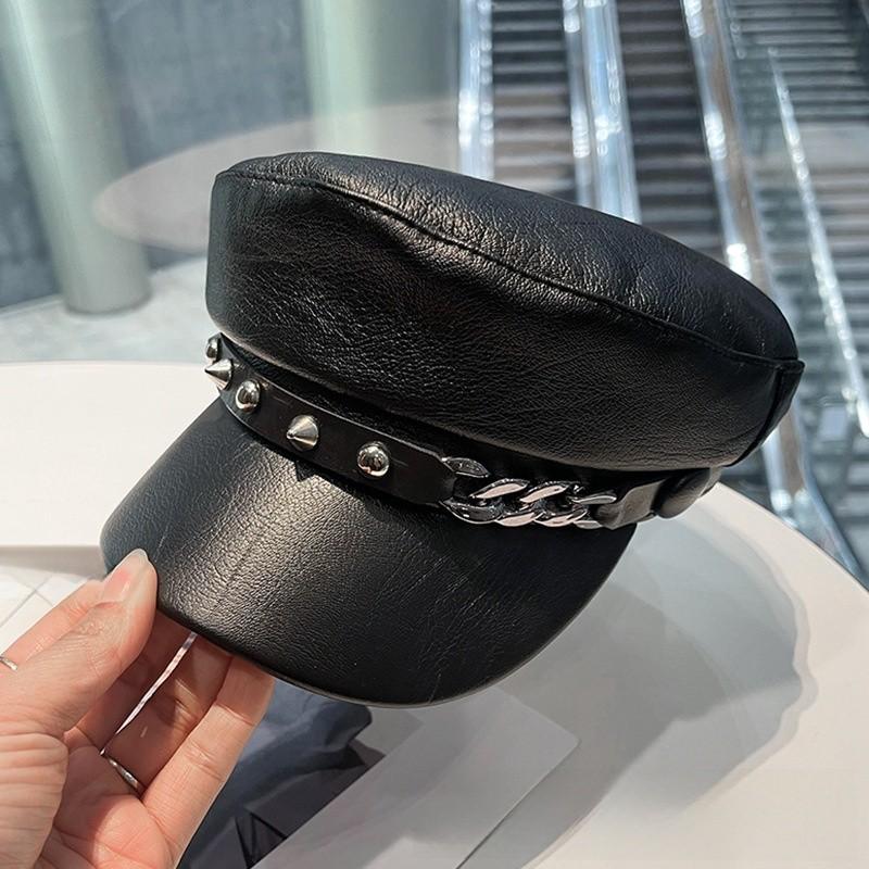 Berretto piatto in morbida pelle con rivetti metallici per stile urbano di strada e pendolarismo