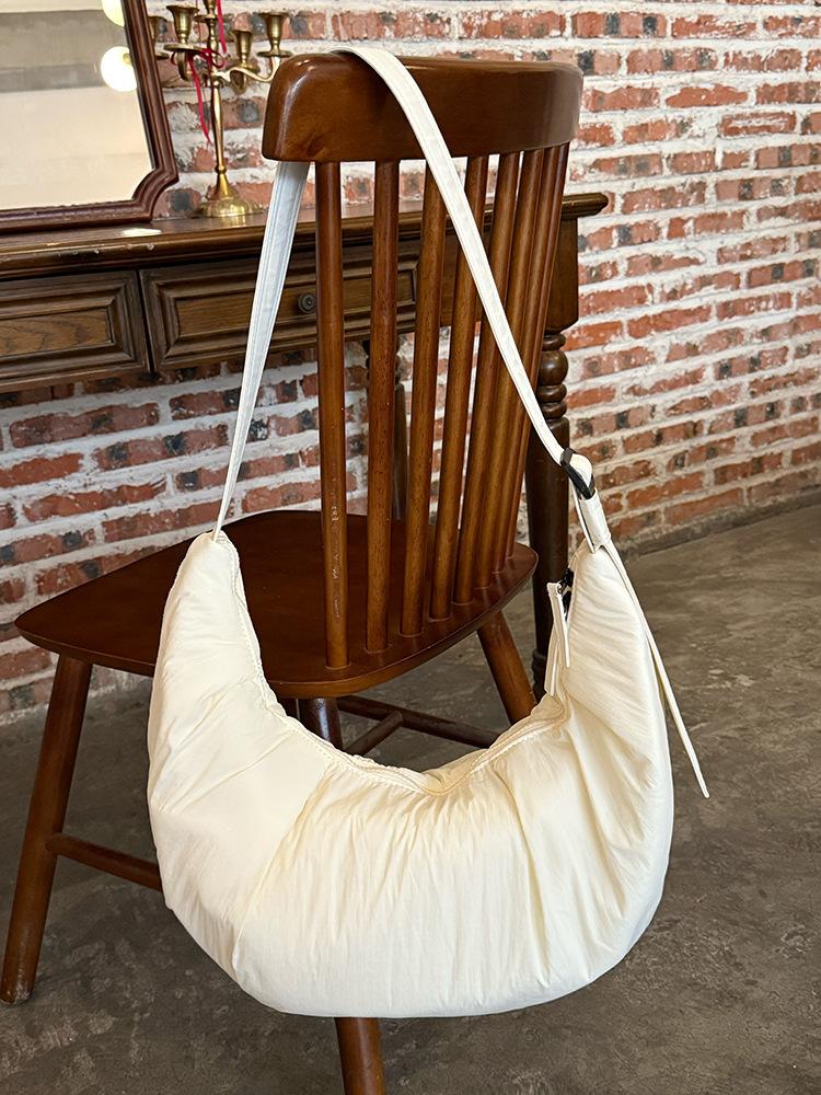 Korean retro pleated dumpling bag women's 2025 new large-capacity commuter croissant bag commuter shoulder messenger bag