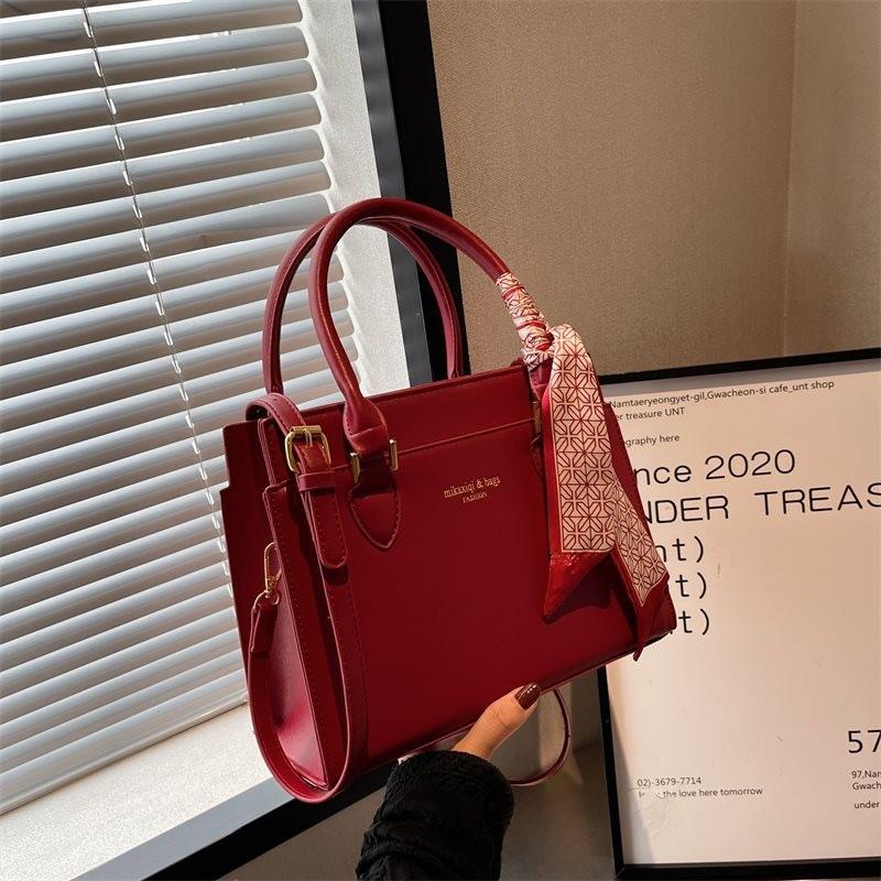 

Chic Soft Leather Red Handbag For Women Ideal For Daily Commute And Special Events красный