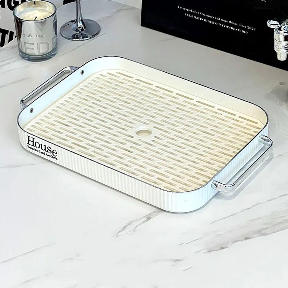 

Слейте воду с кухонных полок, поставьте чашки в гостиной многоэтажного дома и храните подносы на столе. абрикосовый