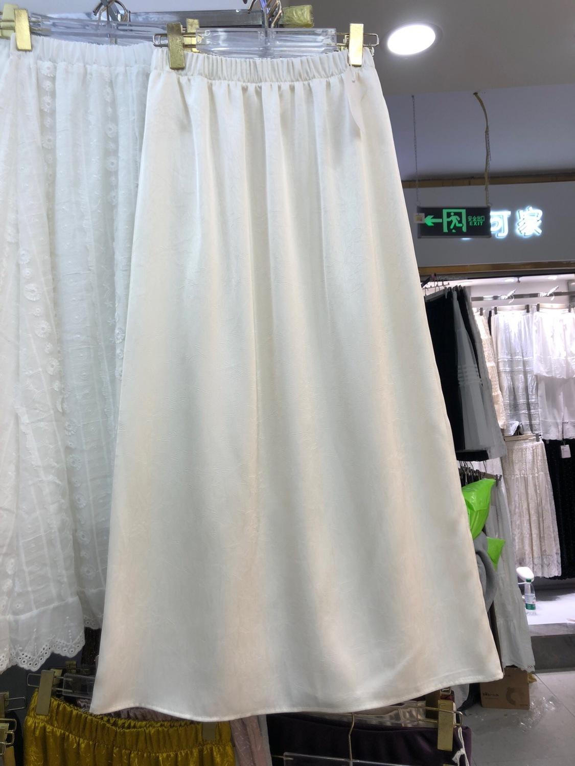 

Новая прямая юбка из глянцевого тисненого атласа в китайском стиле с разрезом сзади, юбка средней и длинной длины для ленивого ветра, весна и лето 2025 г. one size fits all