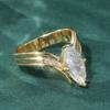 Modischer Ring für Damen in Goldfarbe mit weißen Zirkonia-Einlagen, handgeschnitztes Muster, täglicher Schmuck, Party-Schmuck