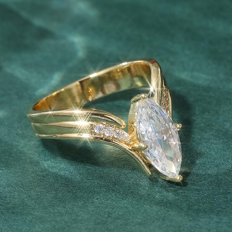 Modischer Ring für Damen in Goldfarbe mit weißen Zirkonia-Einlagen, handgeschnitztes Muster, täglicher Schmuck, Party-Schmuck