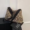 Nylonová taška přes rameno s leopardím vzorem vysoce kvalitní velkokapacitní módní měkká oblíbená crossbody kabelka