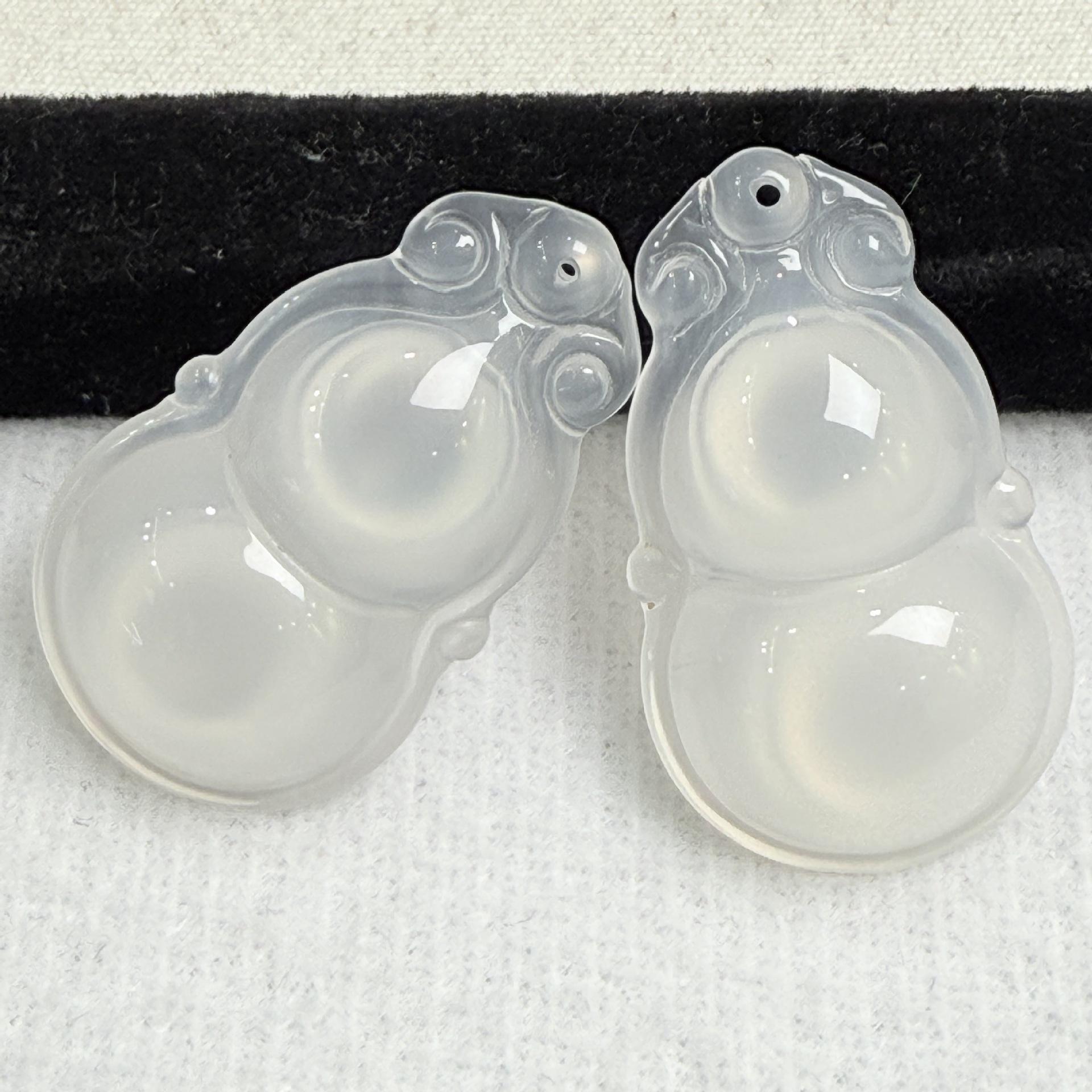 Unisex High Ice Agate Lychee Jelly Chalcedony Gourd Pendant