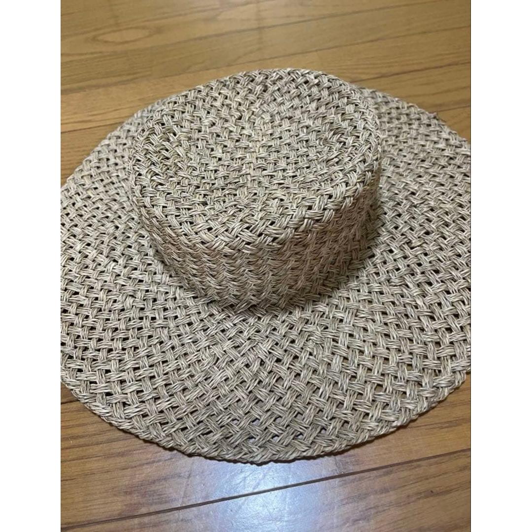 Used lack of color straw hat