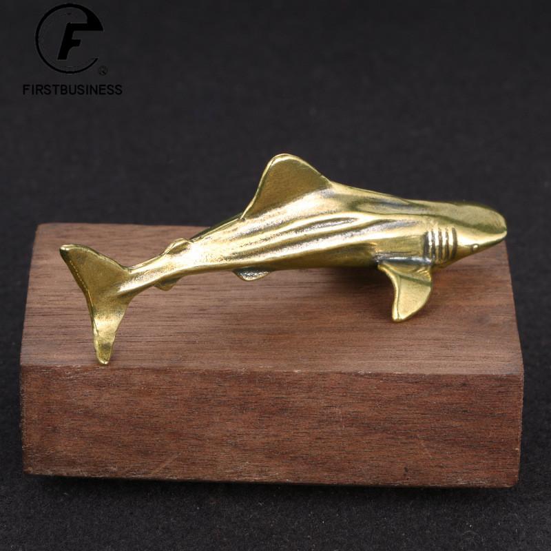 Metal Pirinç Köpekbalığı Figürleri Vintage Deniz Hayvanı Küçük Heykeli Masaüstü Süsler Ofis Süslemeleri El Sanatları Aksesuarları Çocuk Hediyeler