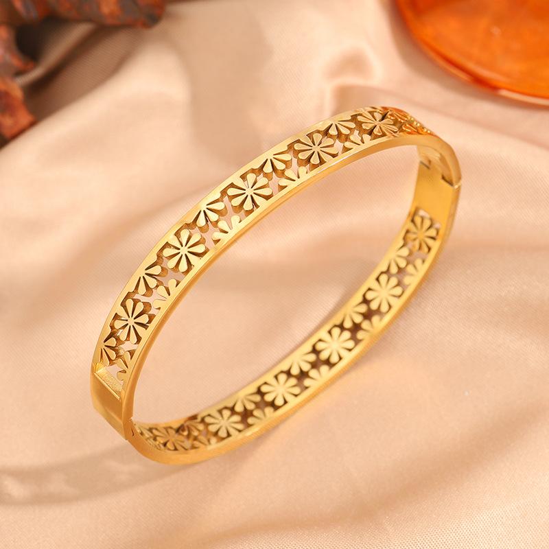 Female Daisy Titanium Steel  Simple Design Hollow Petal Temperament Versatile  Jewelry 