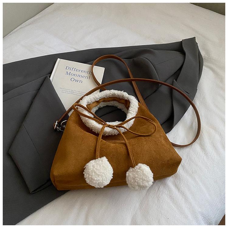 

Популярная маленькая сумка женская осень-зима 2025 новая ретро замшевая на плечо под мышку модная сумка-тоут для通勤 коричневый