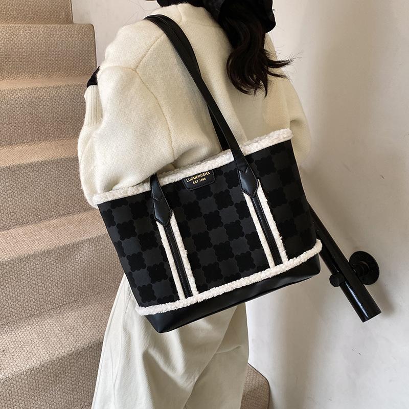 Autumn and winter plush bag commuter tote bag women's 2025 new fashion popular shoulder bag large capacity hand bag