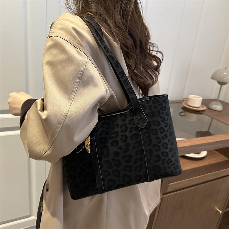 Retro Casual Large Capacity Tote Bag With Zipper Closure For Daily Use