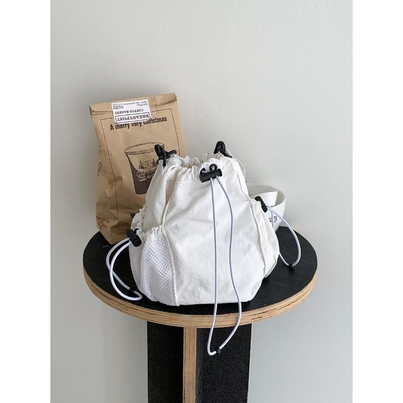 

Новая сумка-ведро с кулиской, плиссированная нейлоновая повседневная универсальная летняя наплечная сумка, женская нишевая сумка-мессенджер белый