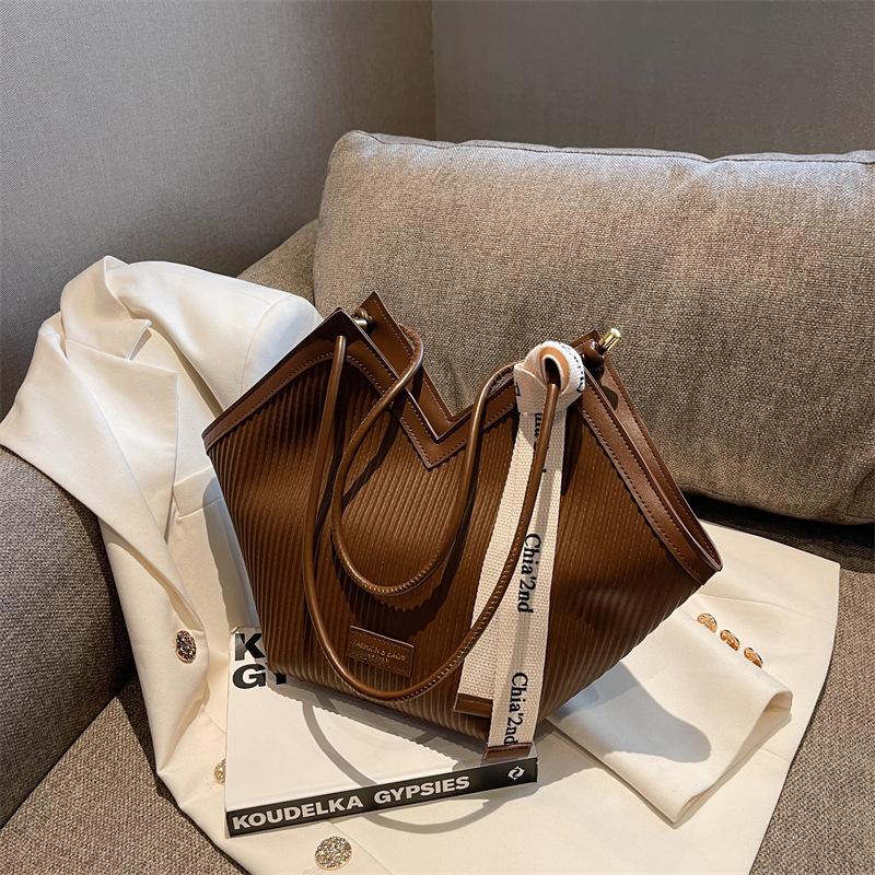 Large-capacity Tote Bag for Commuting, High-end Style, Single Shoulder Bag, Casual Heart-shaped Underarm Bag