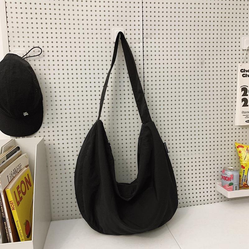 Large Capacity Fashion Dumpling Bag Women's Japanese 2025 Summer New Simple Shoulder Bag Niche Design Messenger Bag