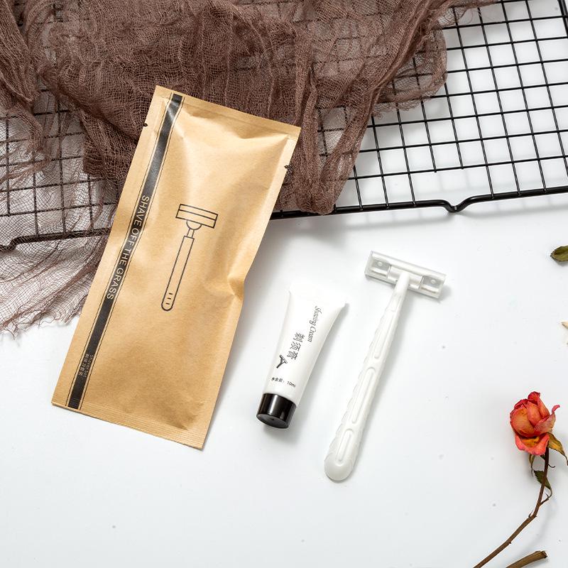 

Одноразовые туалетные принадлежности для отеля B&B Kraft Paper Bag: Зубная щетка, зубная паста, гель для душа.