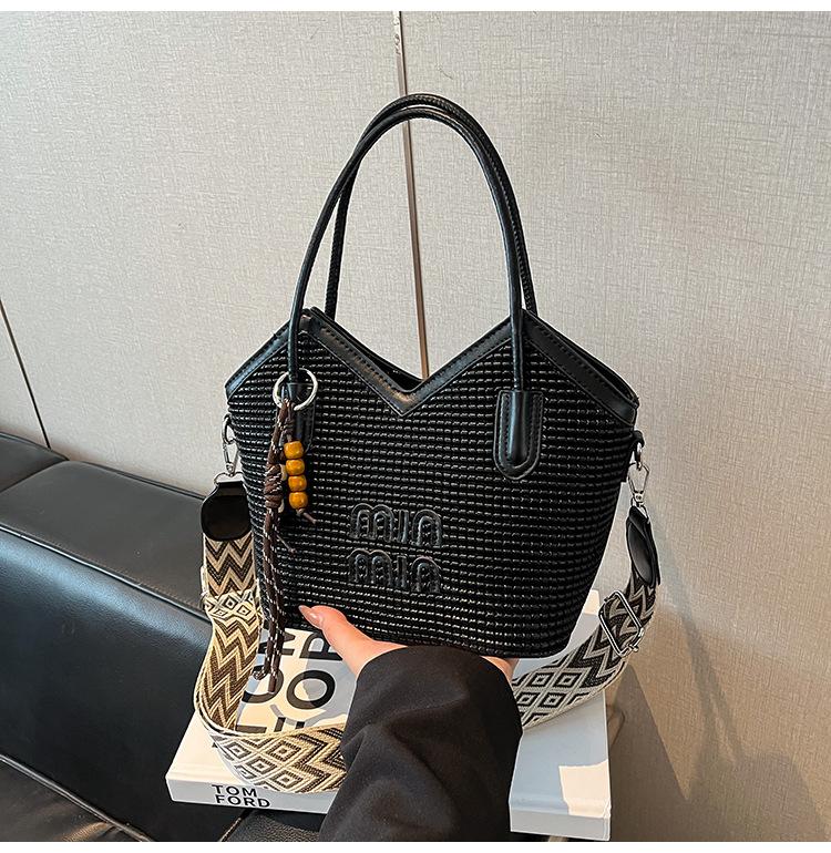 

2025 new small bag women s high-end sense retro portable bucket bag retro foreign style shoulder messenger bag tide чёрный