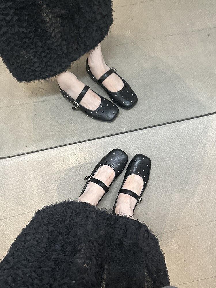 Inner heightening single shoes women's soft soles are not tired of feet, one-word buckle with versatile square head rivets, flat Mary Jane shoes