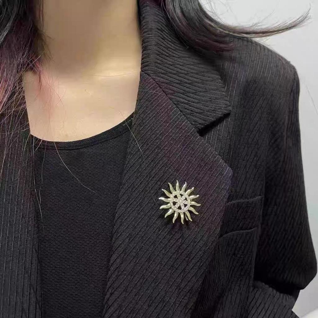 Luxury Sunflower Zircon Brooch: Classic, High-Grade Lapel Pin for Men.