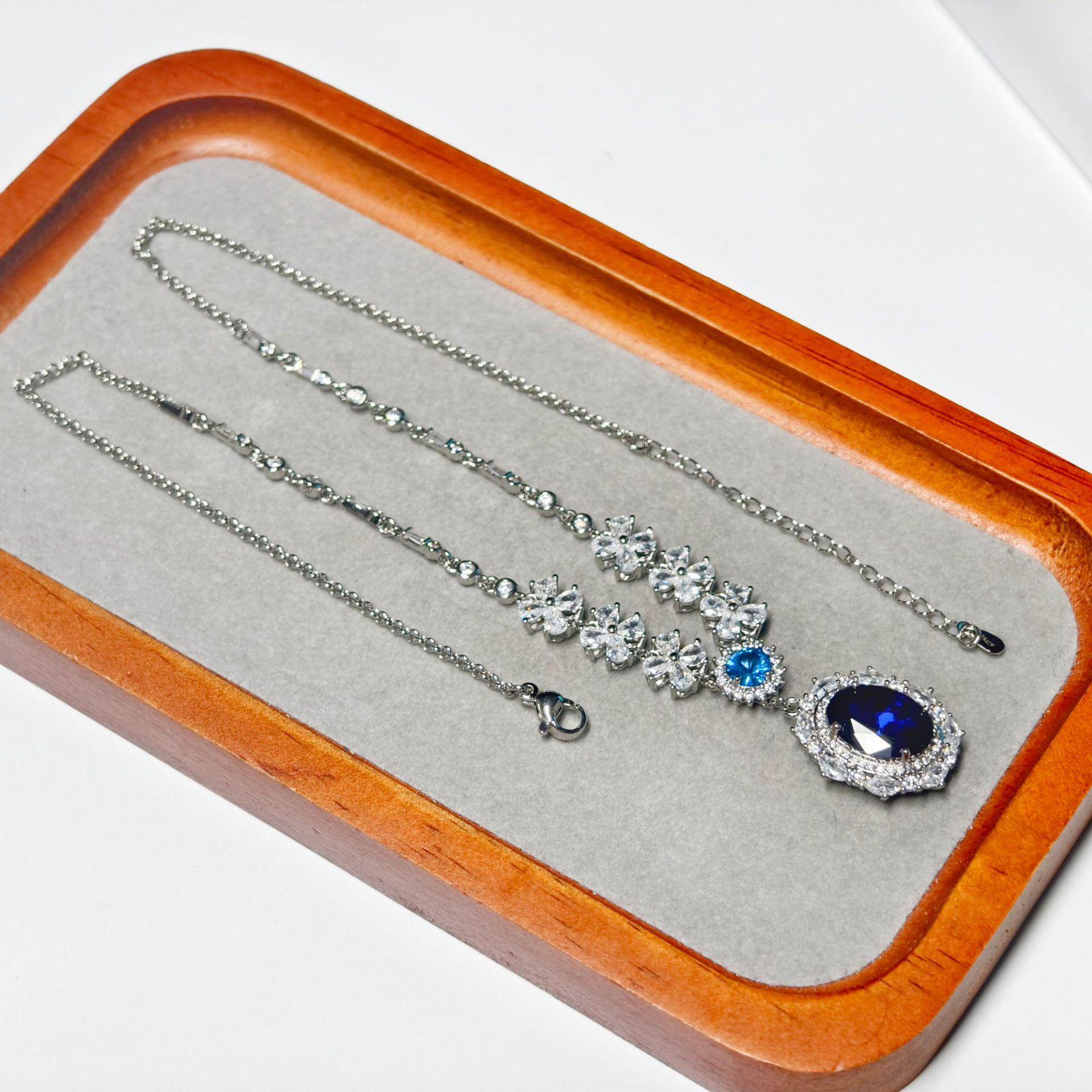 Gessen Retro Ruby Pendant Necklace with Rhinestones - French Court Style