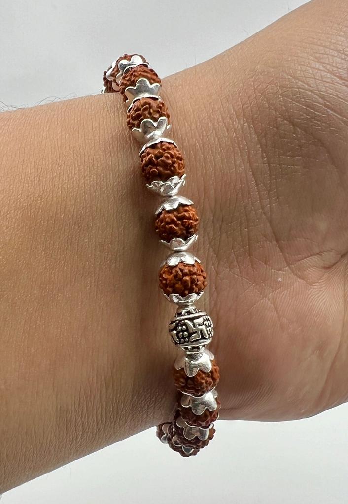Traditionelles hinduistisches Rudraksha-Perlenarmband mit silbernen Abstandshaltern, Spirituelles Energiearmband, Traditioneller hinduistischer Schmuck