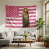 Natalia Dyer Rosa Amerikanische Flagge Wandteppich Ikonisches Sternenstreifen-Design Lebendiger Druck Wandkunst für Zimmer Heimdekoration