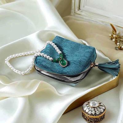 Creazione di gioielli e bijoux – Portagioie ed espositori per gioielli