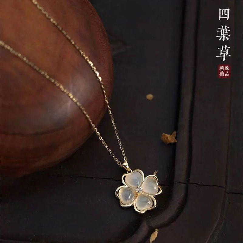 Women Light Luxury Niche Minimalist Four Leaf Clover Cat Eye Stone Clavicle Necklace